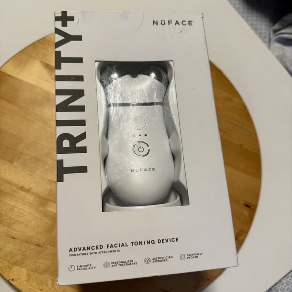 NuFACE Trinity + Facial Toning Device Kit + Super Peptide Booster NEW Open Box - Picture 3 of 5